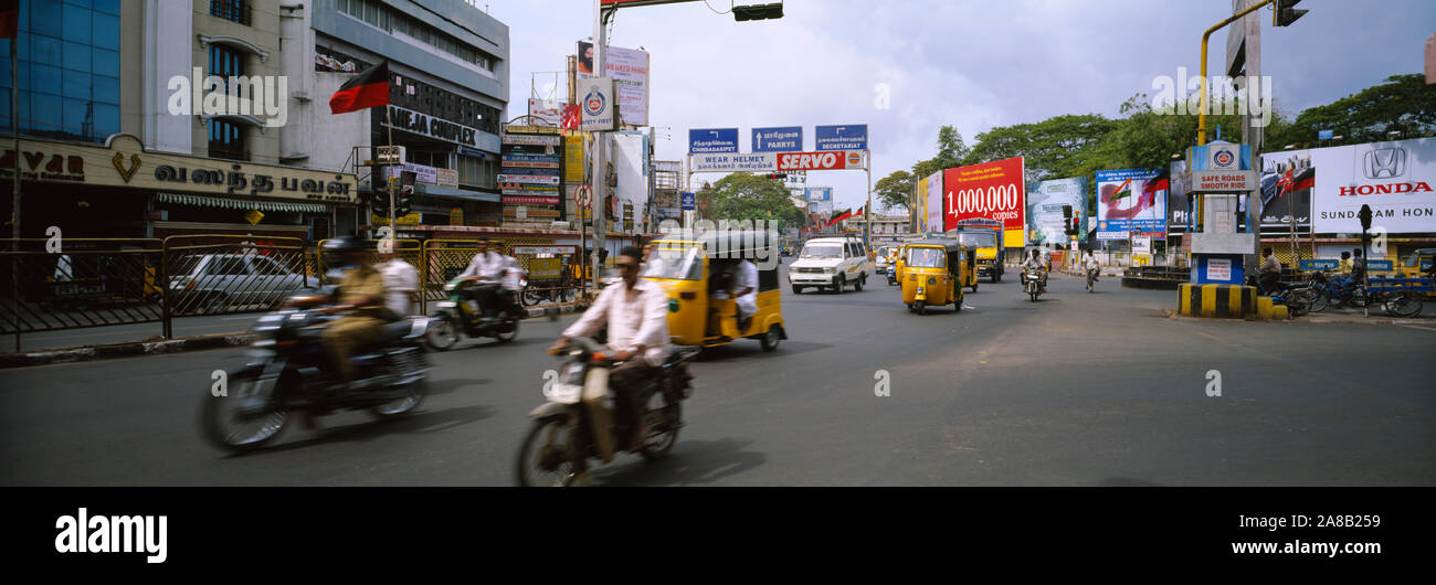 Le trafic sur la route, Anna Salai (Mount Road), Chennai (Madras), Tamil Nadu, Inde Banque D'Images