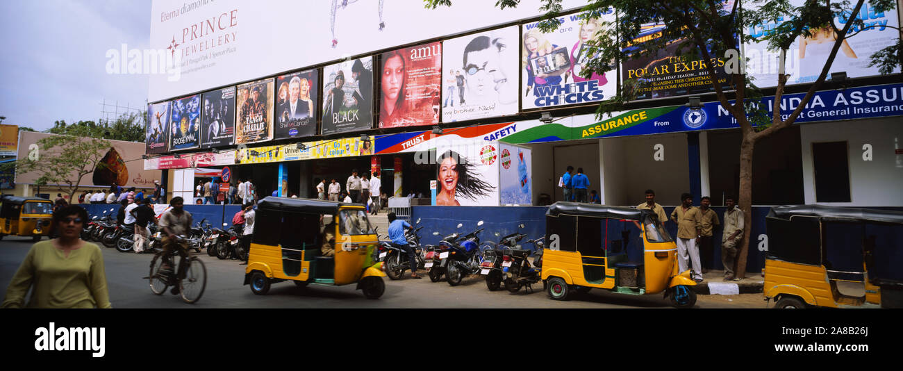 Groupe de personnes à l'extérieur d'un cinéma, Chennai, Tamil Nadu, Inde Banque D'Images