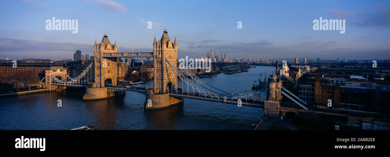 Portrait d'un pont sur une rivière, le Tower Bridge, Londres, Angleterre, Royaume-Uni Banque D'Images