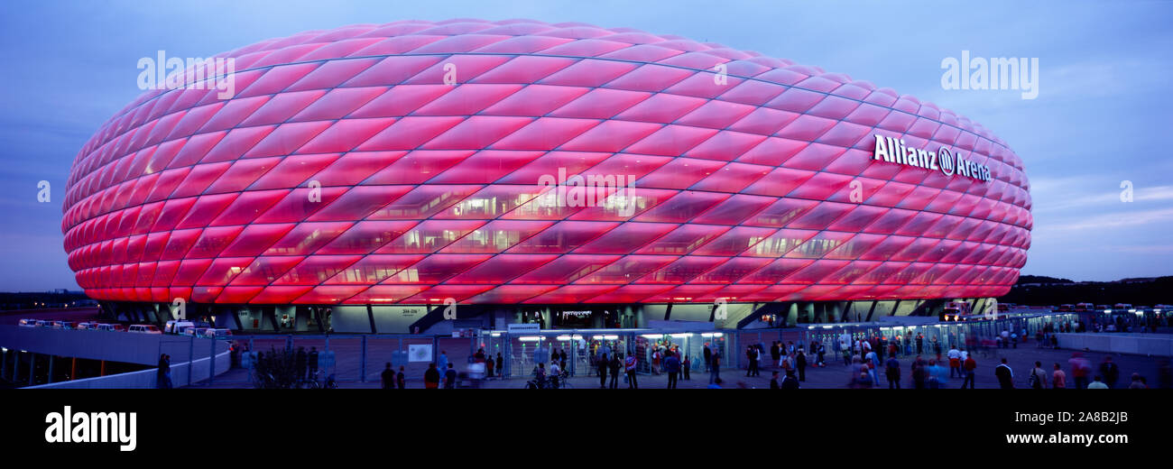 Stade de soccer éclairés au crépuscule, Allianz Arena, Munich, Allemagne Banque D'Images