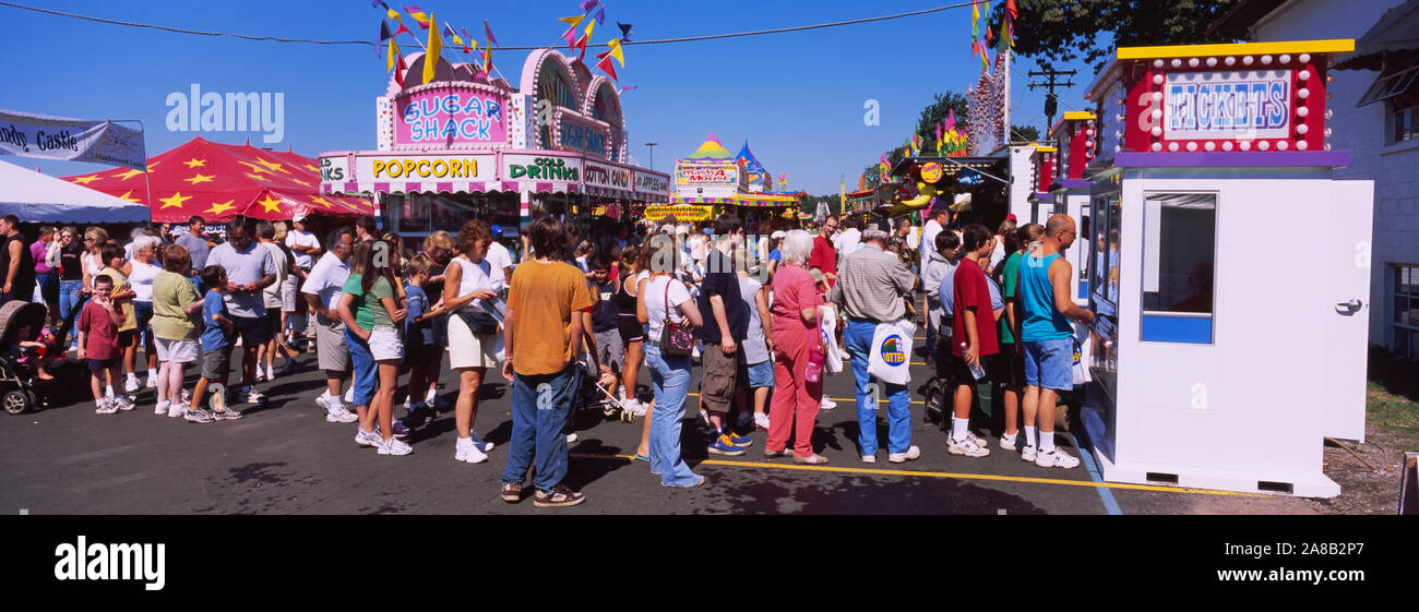 Groupe de personnes debout à une billetterie, Erie County Fair and Exposition, Erie County, Hambourg, New York State, USA Banque D'Images