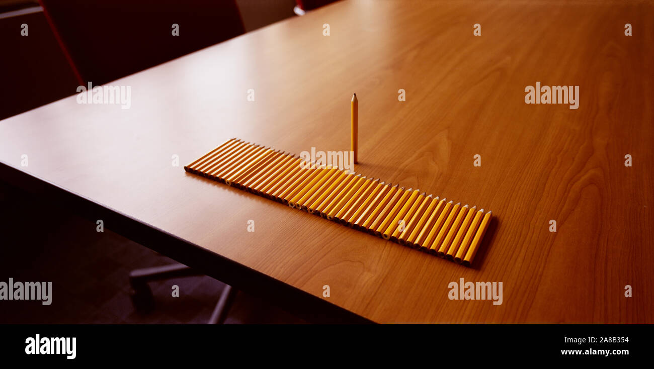 Rangée de crayons sur une table de conférence. Banque D'Images