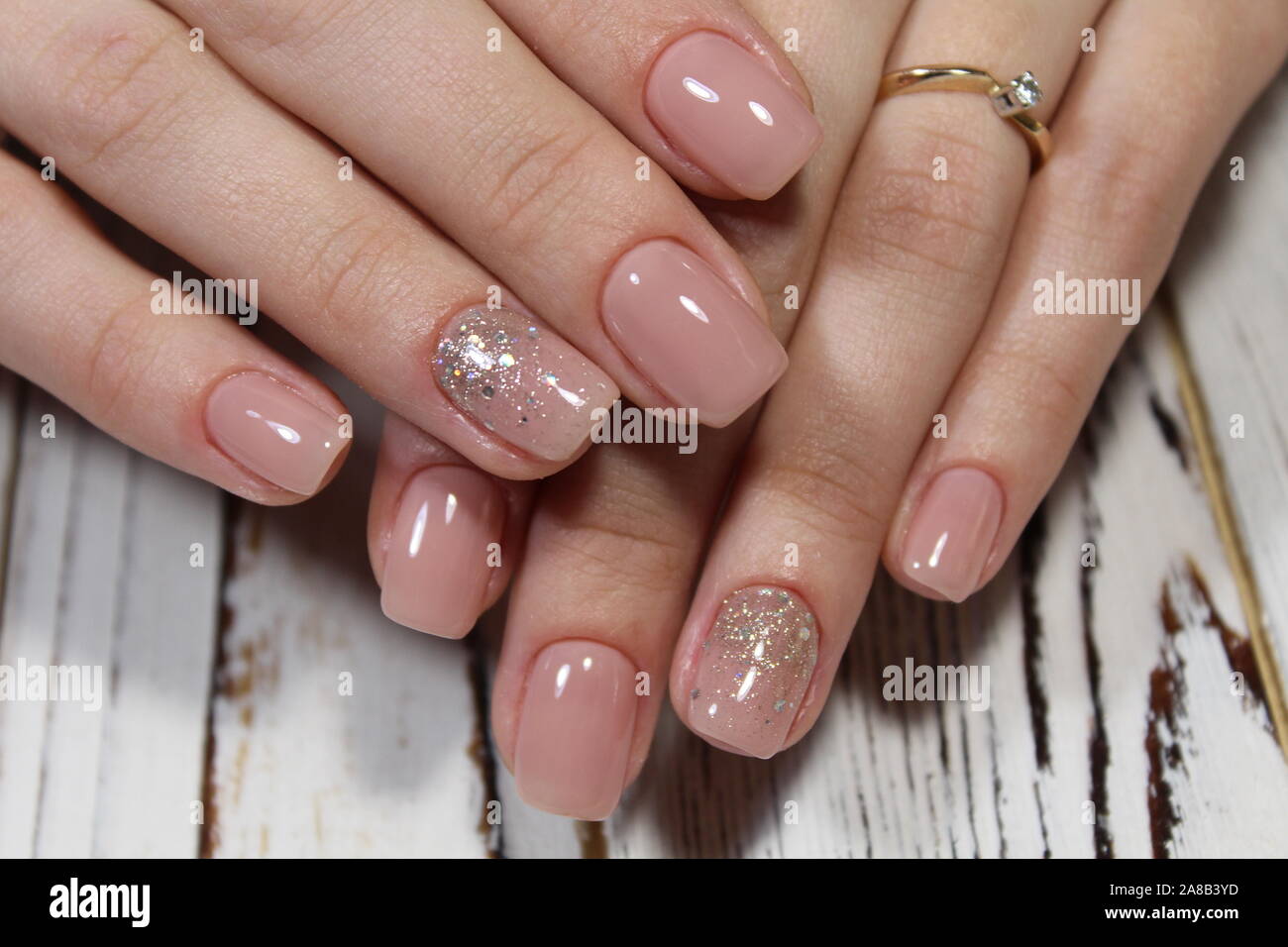 Belle femme avec de beaux ongles manucure de Noël Banque D'Images