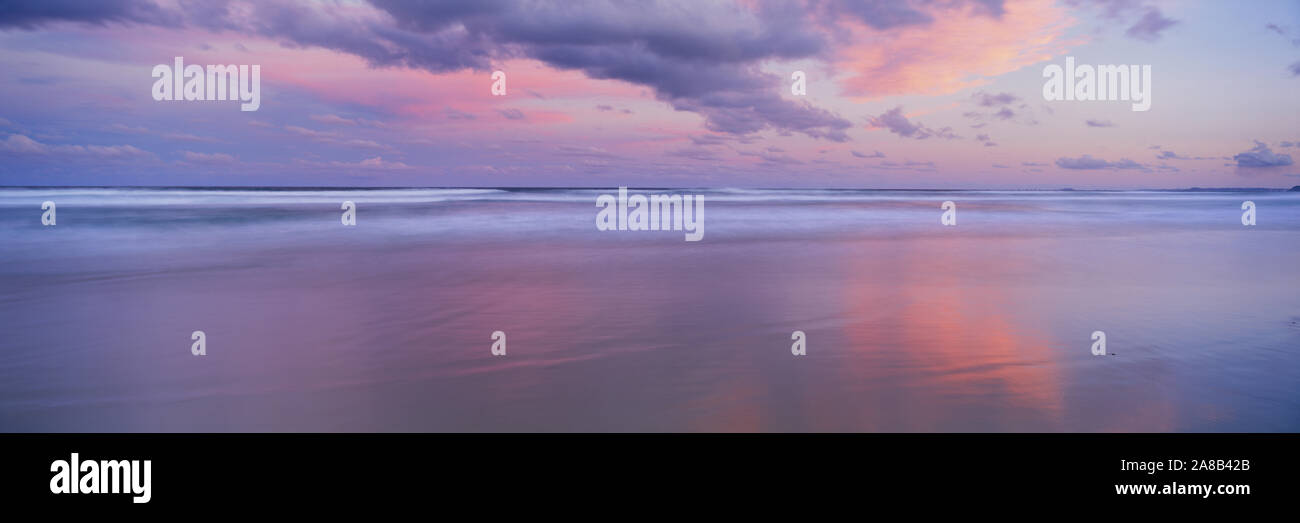 Nuages sur la mer, plage principale, Surfers Paradise, Queensland, Australie Banque D'Images