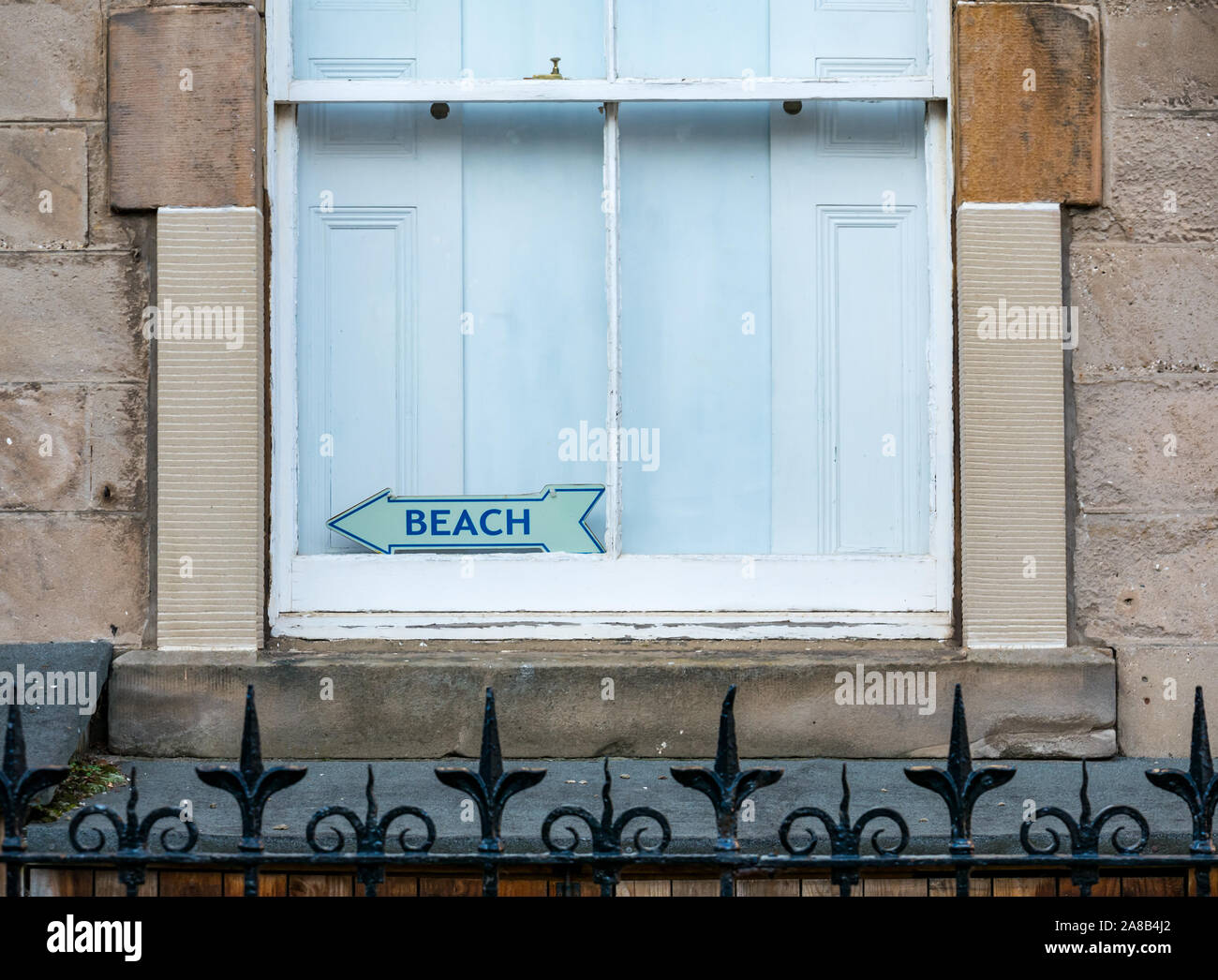 La fenêtre Connexion excentrique pointant vers la plage, North Berwick, East Lothian, Scotland, UK Banque D'Images