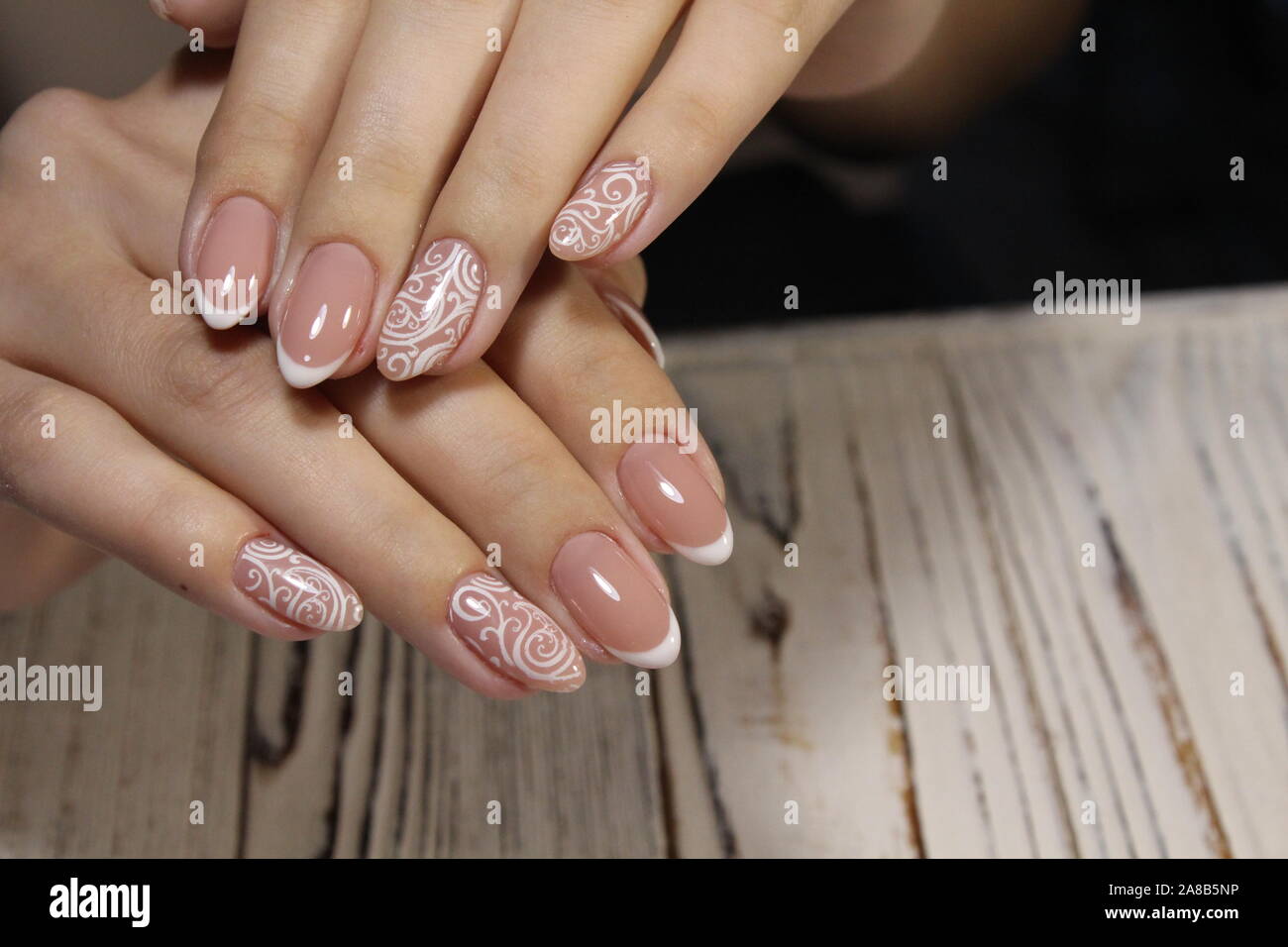 Belle French manucure des ongles sur l'arrière-plan d'une texture à la mode  Photo Stock - Alamy
