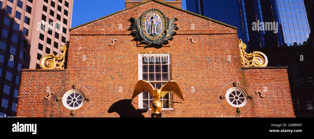 Low angle view of a golden eagle à l'extérieur d'un bâtiment, Old State House, Freedom Trail, Boston, Massachusetts, USA Banque D'Images