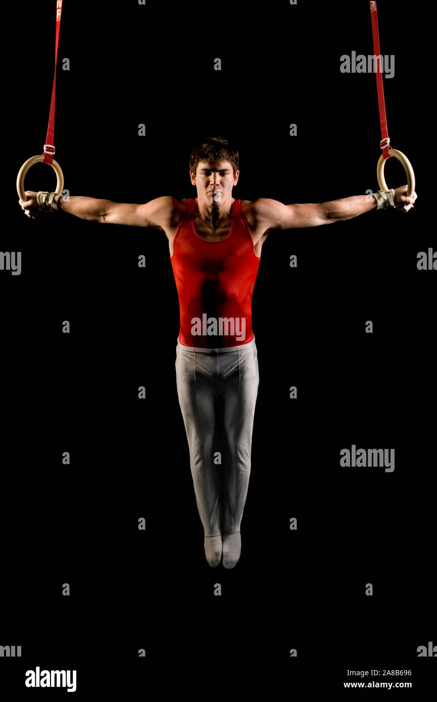 Jeune homme exerçant sur les anneaux de gymnastique, Bainbridge Island, Washington State, USA Banque D'Images