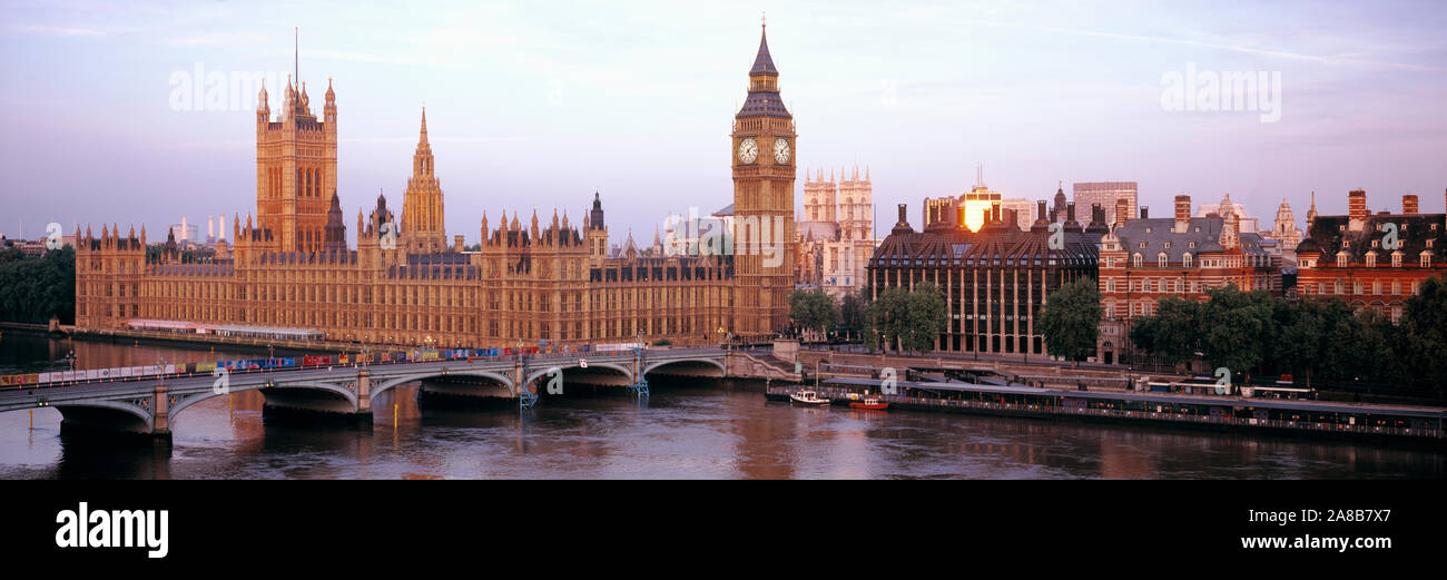 Arch pont sur une rivière, le pont de Westminster, Big Ben, Houses of Parliament, Westminster, Londres, Angleterre Banque D'Images