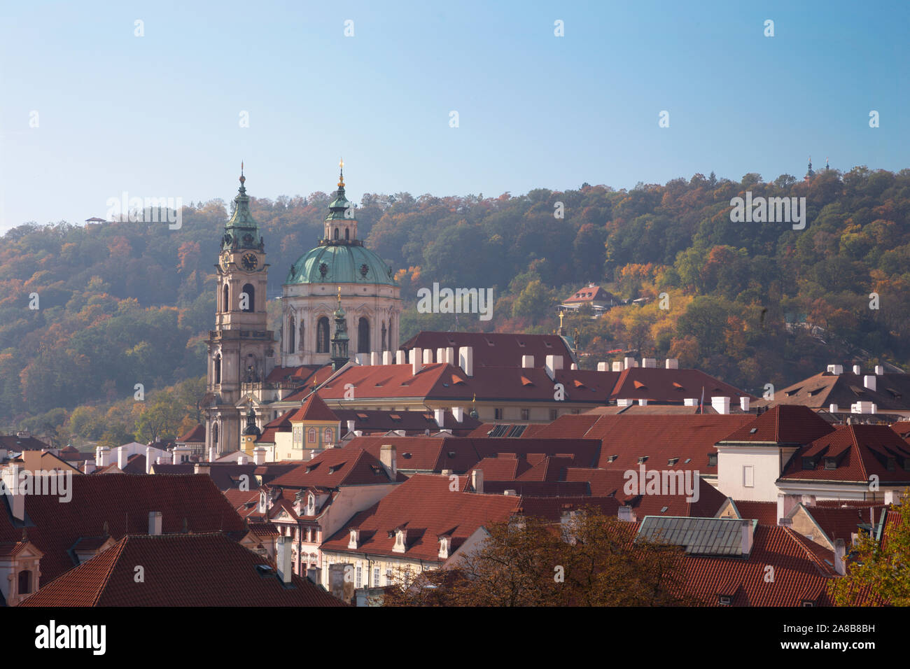 Prague - Mala Strana et l'église Saint Nicolas. Banque D'Images