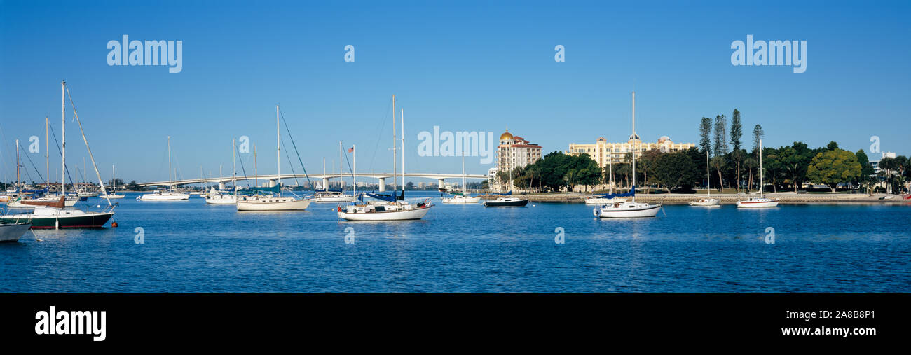 Bateaux ancrés dans la mer, à Bayfront Park, la baie de Sarasota, Sarasota, Floride, USA Banque D'Images