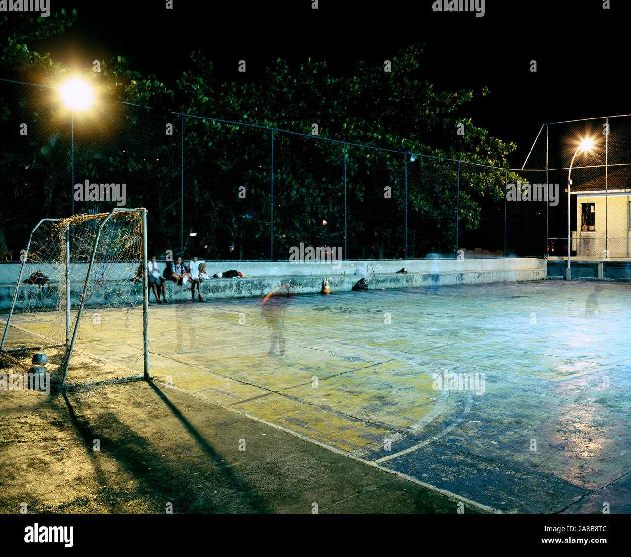 Terrain de soccer éclairés la nuit, Rio de Janeiro, Brésil Banque D'Images