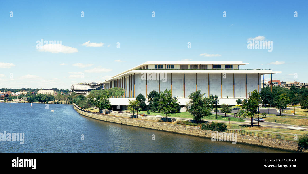 Bâtiments le long d'une rivière, de la rivière Potomac, John F. Kennedy Center for the Performing Arts, Washington DC, USA Banque D'Images