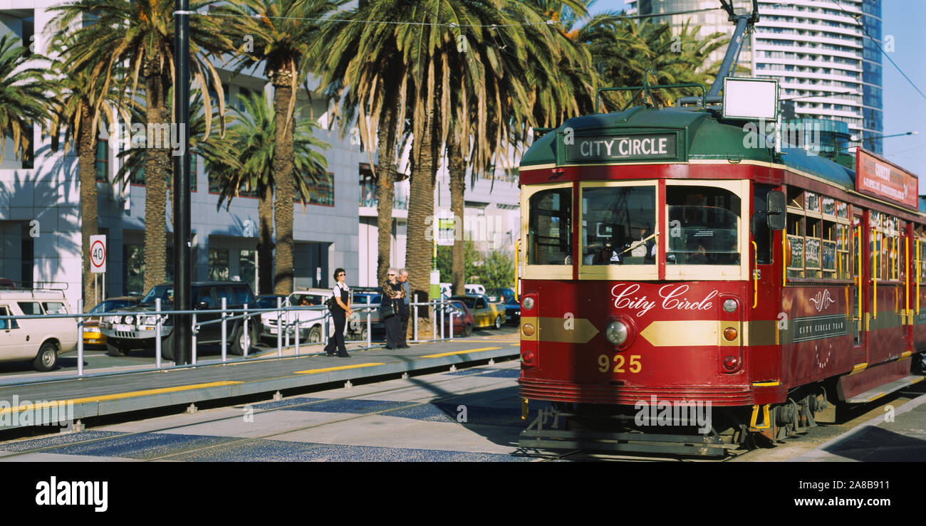 Cable car le long d'une route, City Circle Tram, L'Esplanade du port, Melbourne, Victoria, Australie Banque D'Images