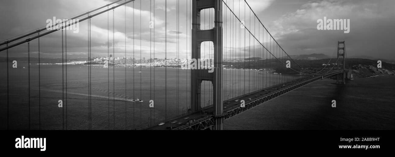 Portrait d'un pont sur la mer, le Golden Gate Bridge, San Francisco, California, USA Banque D'Images