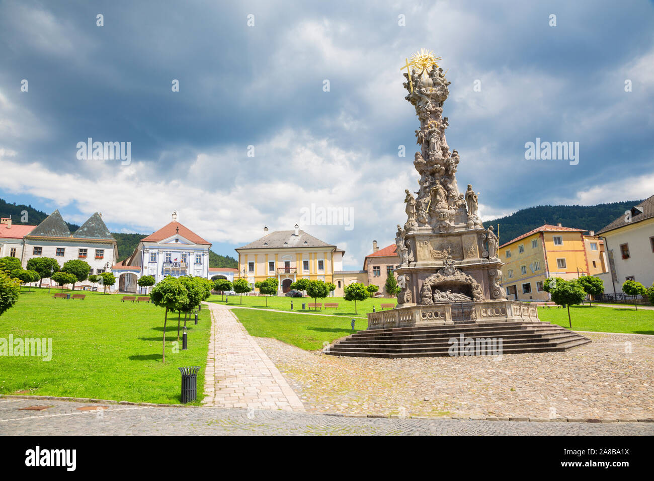 La place Safarikovo Kremnica - la colonne de la Sainte Trinité baroque par Dionyz Ignac Stanetti (1765 - 1772) , château et église Sainte Catherine. Banque D'Images
