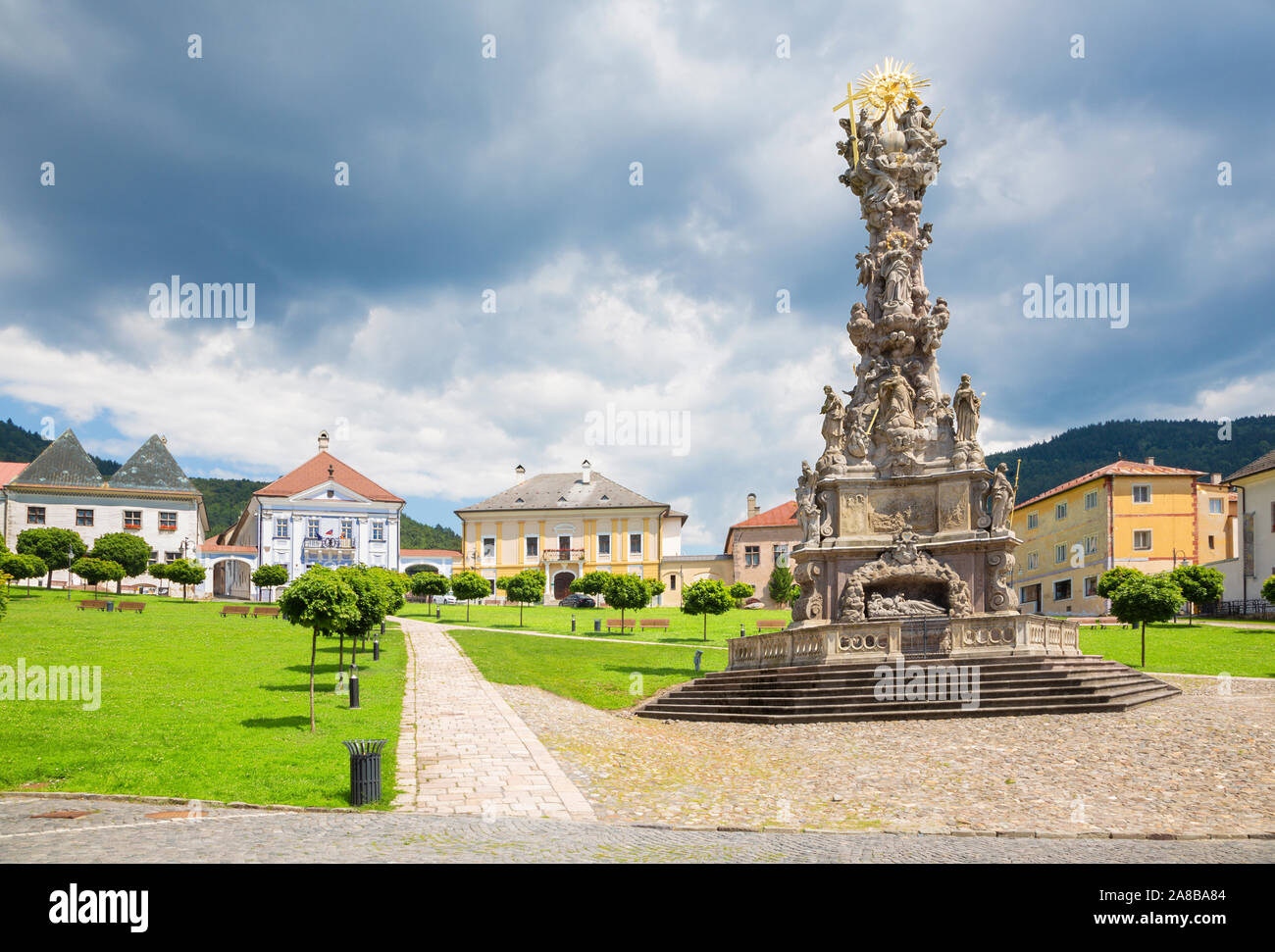 La place Safarikovo Kremnica - la colonne de la Sainte Trinité baroque par Dionyz Ignac Stanetti (1765 - 1772) , château et église Sainte Catherine. Banque D'Images