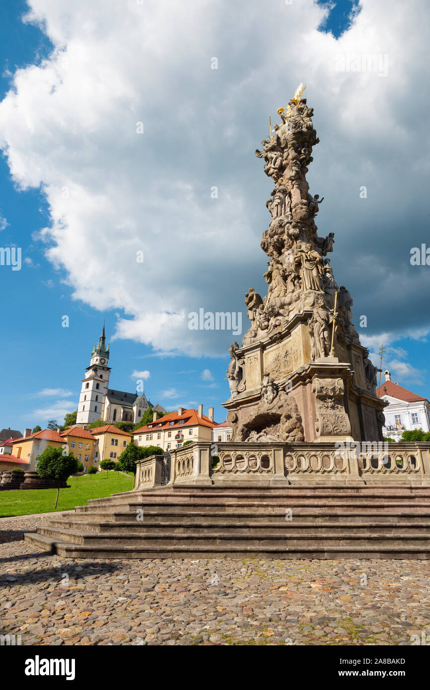 La place Safarikovo Kremnica - la colonne de la Sainte Trinité baroque par Dionyz Ignac Stanetti (1765 - 1772) , château et église Sainte Catherine. Banque D'Images