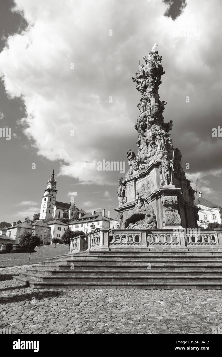 La place Safarikovo Kremnica - la colonne de la Sainte Trinité baroque par Dionyz Ignac Stanetti (1765 - 1772) , château et église Sainte Catherine. Banque D'Images