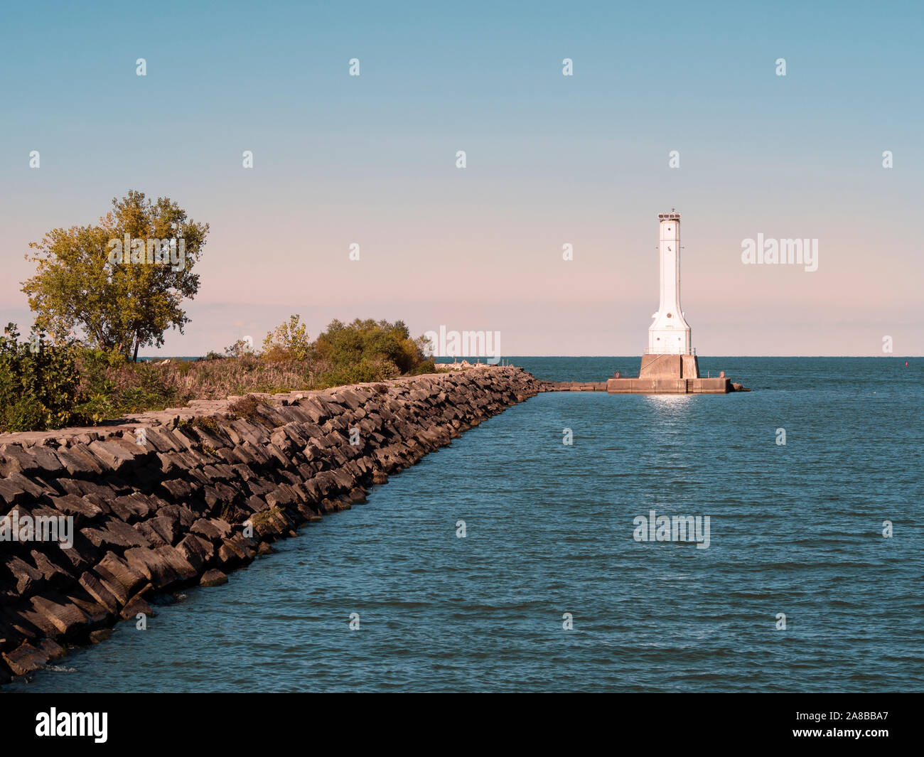 Le phare de Port Huron sur le lac Érié, bleu heure avant le coucher du soleil, construit en 1939, l'énergie solaire balise lampe ajouté 1972 toujours actif Banque D'Images