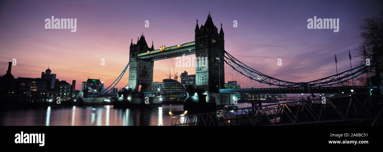 Pont-levis lit up at Dusk, Tower Bridge, la rivière Thames, London, England Banque D'Images
