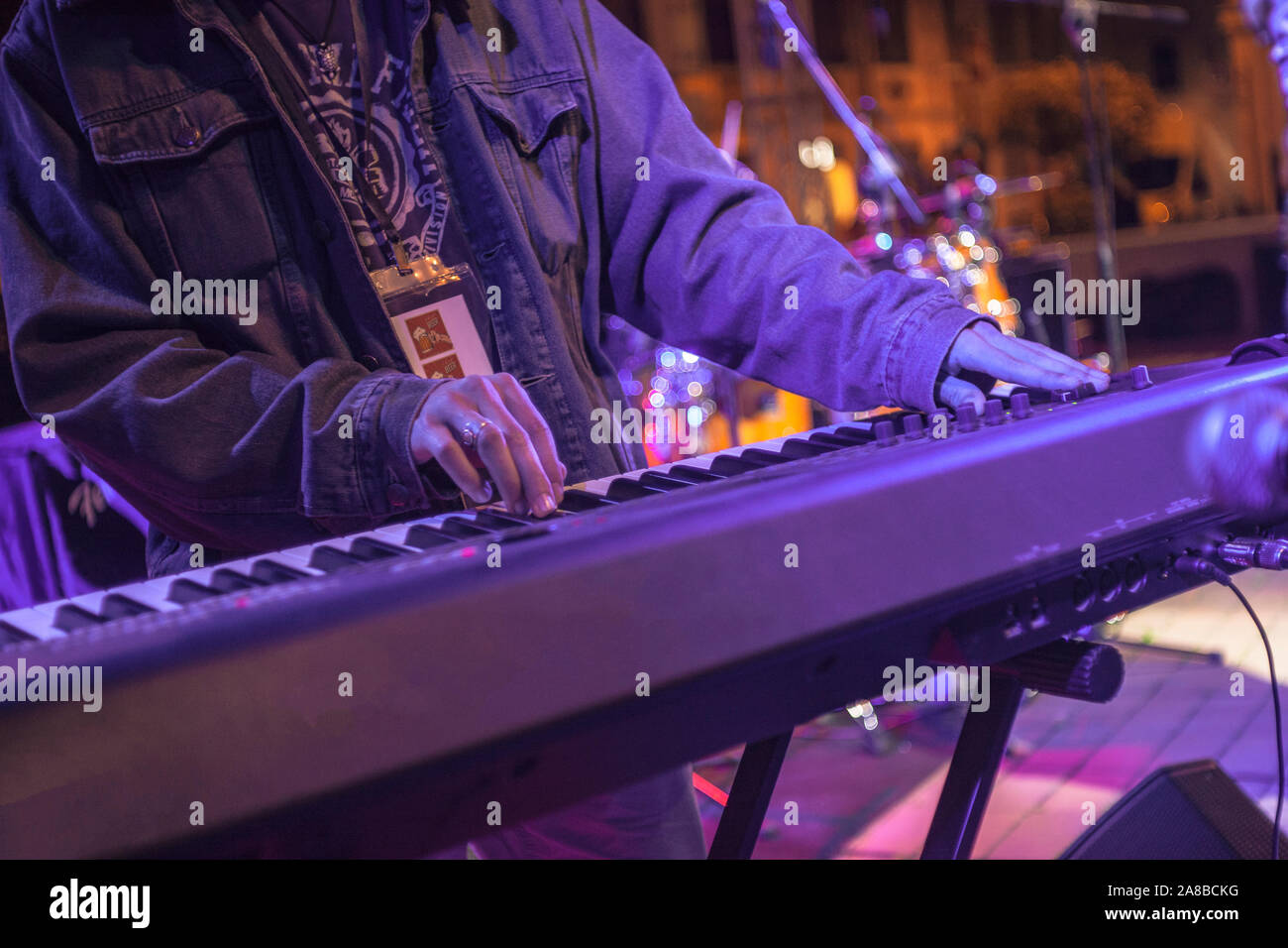 Clavier joueur joue live Rock Photo Stock - Alamy