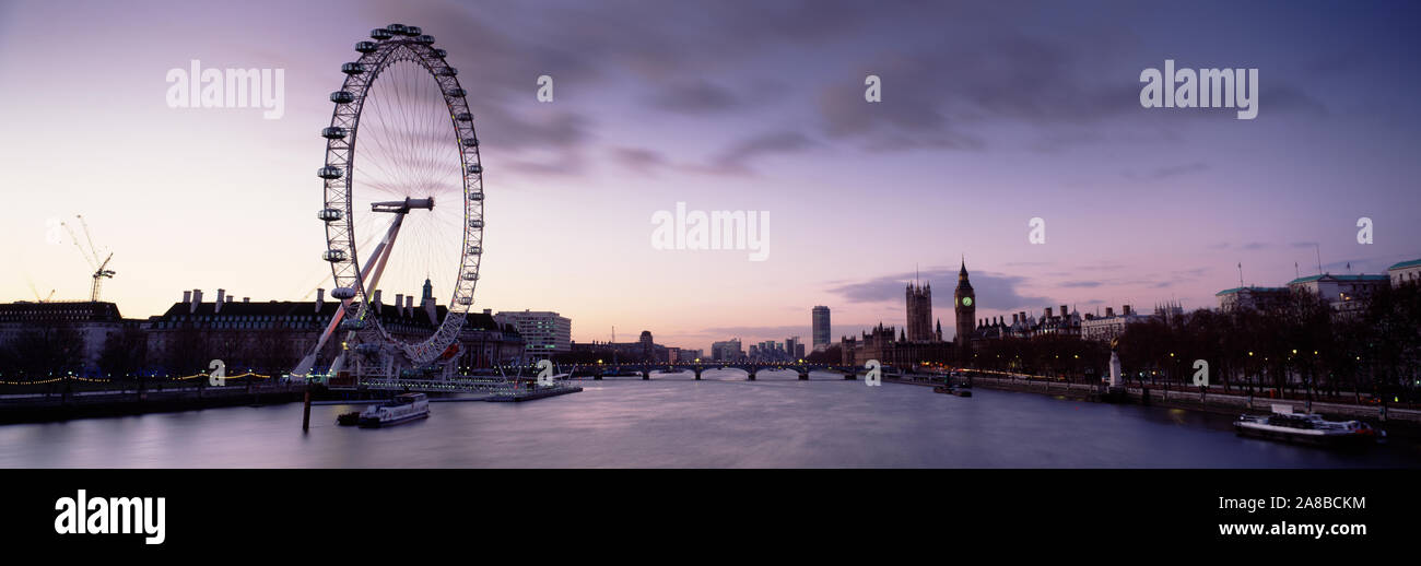 La grande roue à la rivière avec un pont en arrière-plan, le pont de Westminster, Big Ben, la Tamise, Londres, Angleterre Banque D'Images