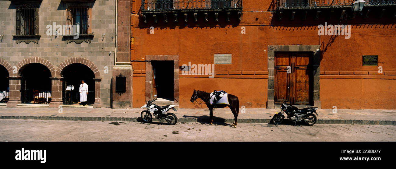 L'article entre deux motos en stationnement sur une route, San Miguel de Allende, Guanajuato, Mexique Banque D'Images