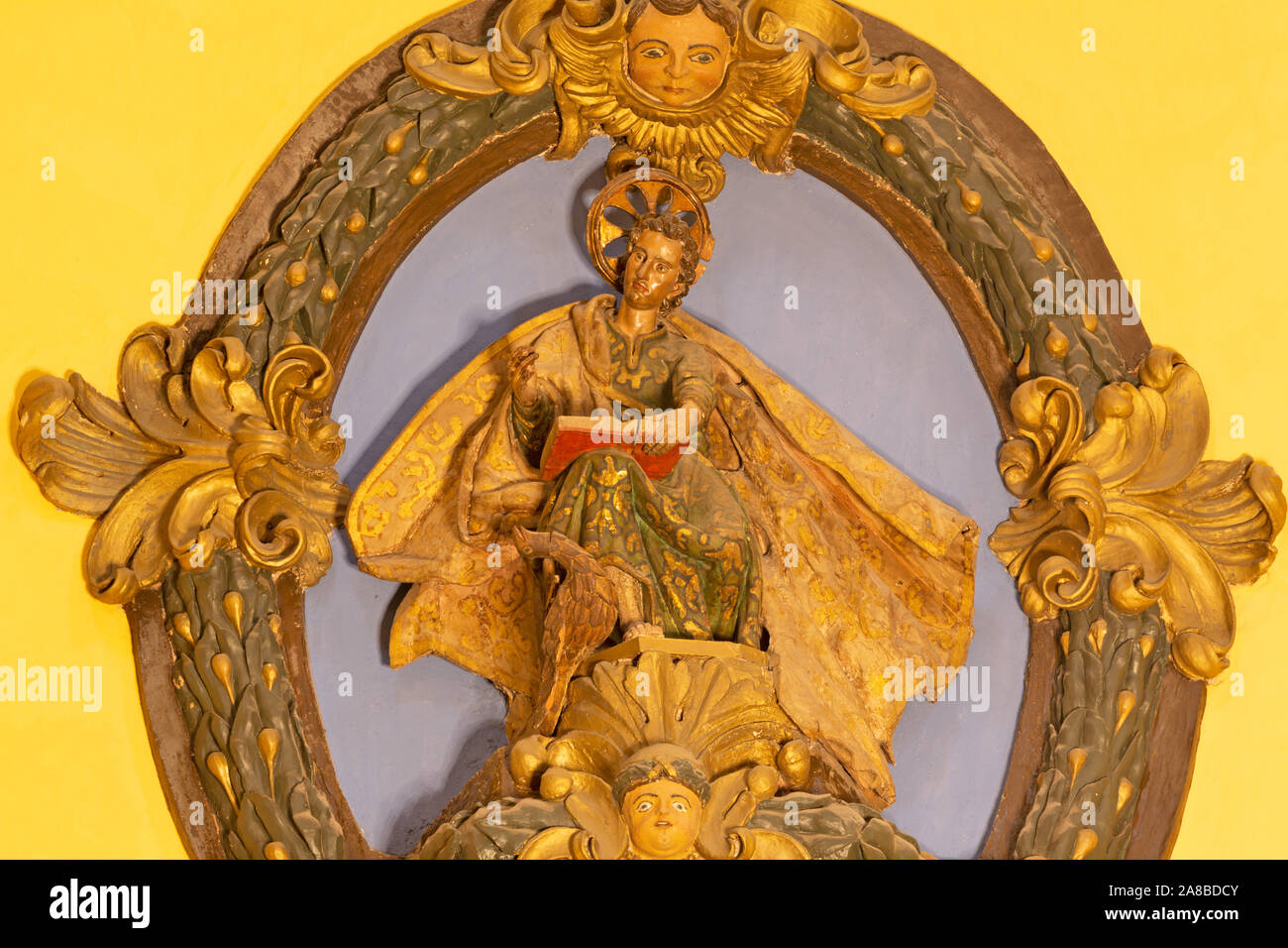 Saragosse, Espagne - 3 mars 2018 : l'polychome renaissance sculpté relief de Saint Marc l'Évangéliste à l'église Iglesia de San Miguel de los Navarros. Banque D'Images