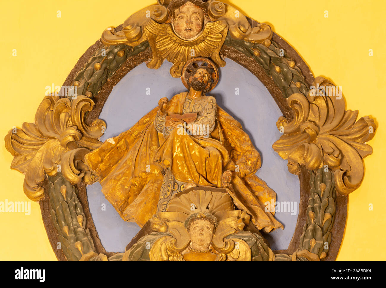 Saragosse, Espagne - 3 mars 2018 : l'polychome renaissance sculpté relief de Saint Marc l'Évangéliste à l'église Iglesia de San Miguel de los Navarros. Banque D'Images