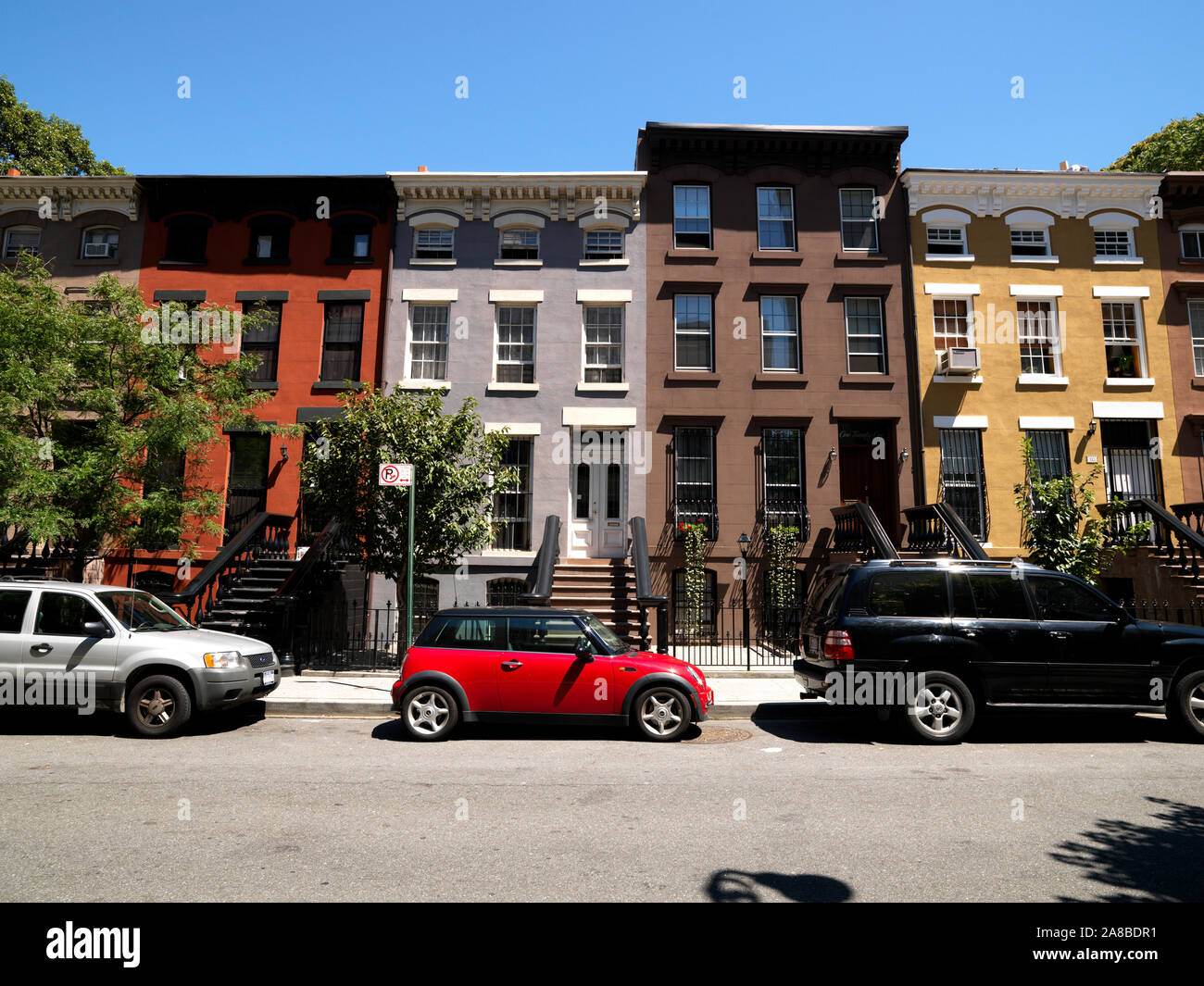 Voitures garées en face de maisons brownstone, Brooklyn Academy of Music Historic District, Saint Félix Street, New York City, New York State, USA Banque D'Images