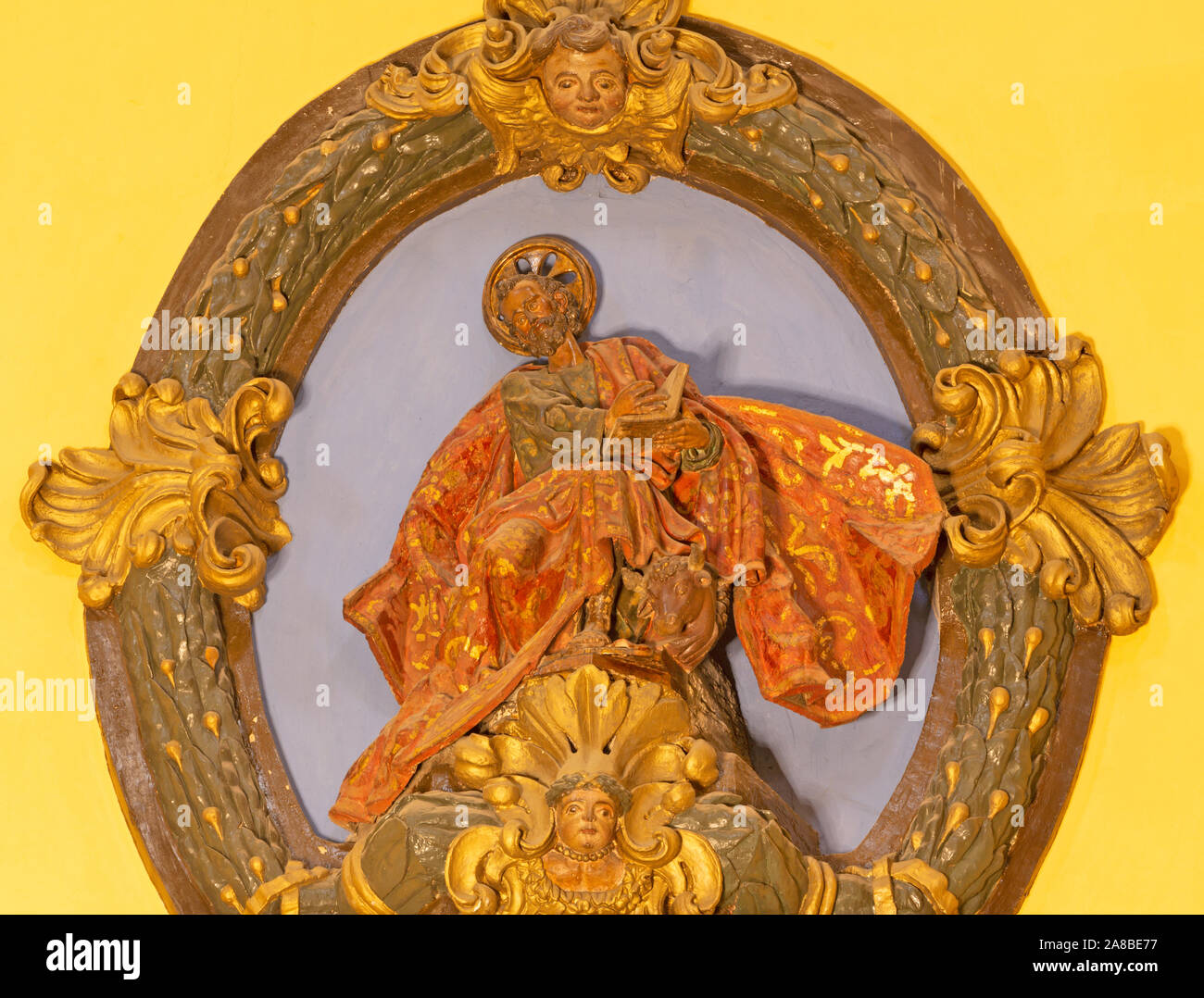 Saragosse, Espagne - 3 mars 2018 : l'polychome renaissance sculpté relief de Saint Luc l'Évangéliste dans l'église Iglesia de San Miguel de los Navarros. Banque D'Images
