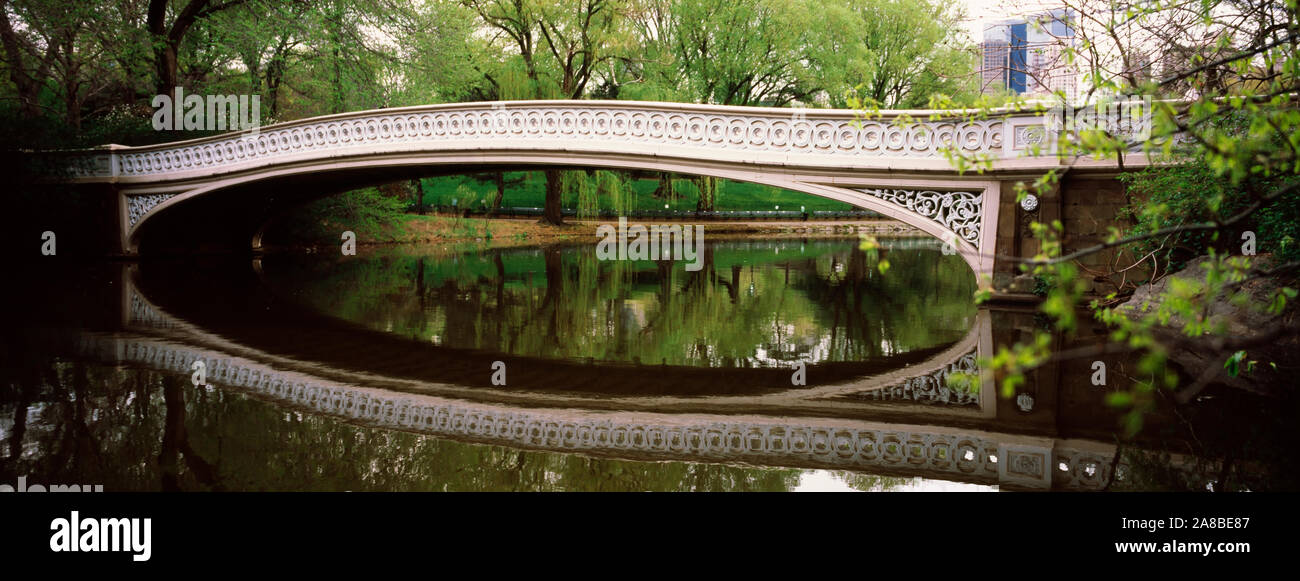 Arch pont sur un lac, Central Park, Manhattan, New York City, New York State, USA Banque D'Images