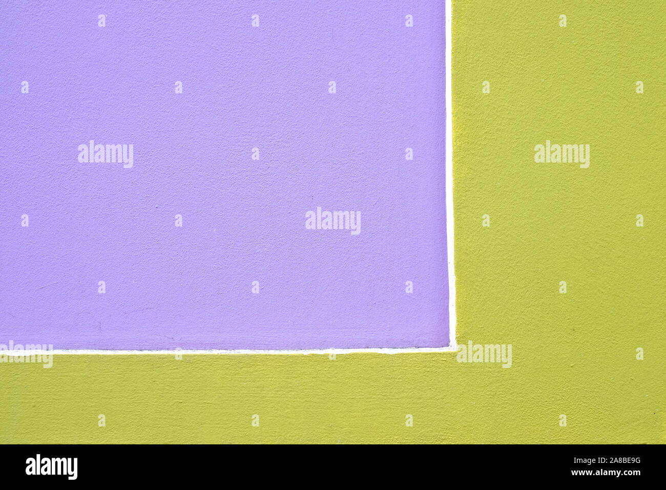 Forme simple violet pastel avec coin vert olive. Banque D'Images