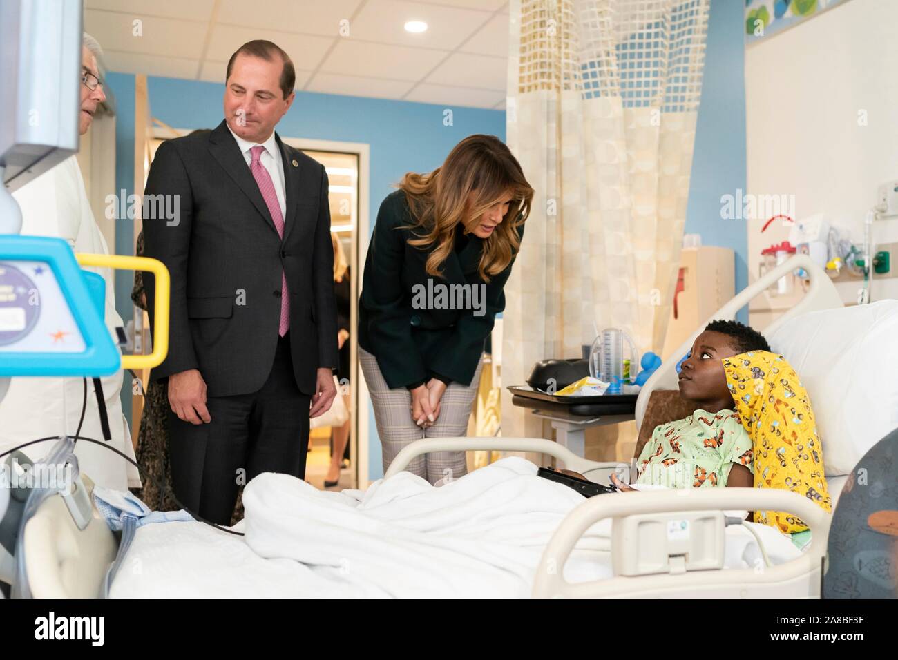 La première dame des États-Unis Melania Trump et Secrétaire de la Santé et des Services Alex Azar visiter avec les patients et les membres de la famille au cours d'une visite de l'aile pédiatrique au Centre médical de Boston, le 6 novembre 2019 à Boston, Massachusetts. Banque D'Images