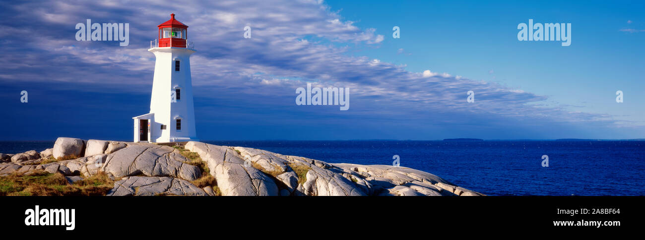 Vue panoramique du phare avec l'océan Atlantique en arrière-plan, Nova Scotia, Canada Banque D'Images