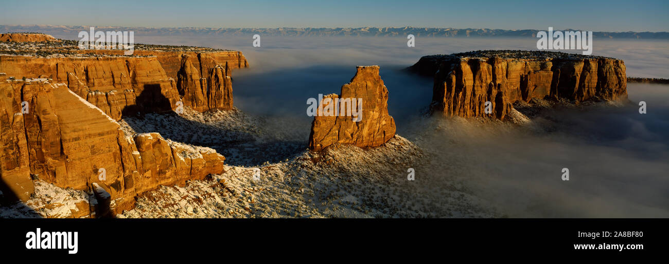 Canyons couverts de brouillard, Monument de l'indépendance, le Colorado National Monument, comté de Mesa, Colorado, USA Banque D'Images
