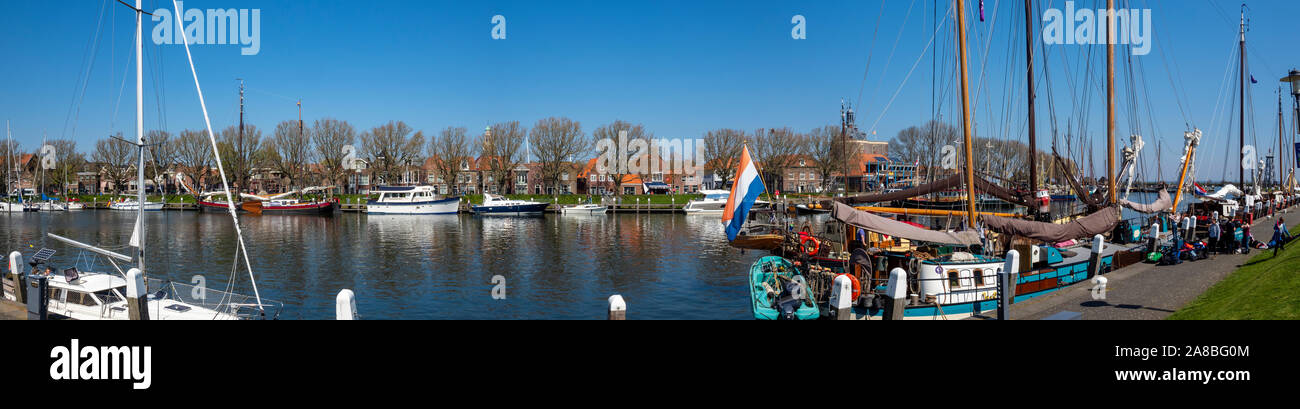 Vue sur le port avec voiliers dans old town, Enkhuizen, IJsselmeer, Hollande du Nord, Pays-Bas Banque D'Images