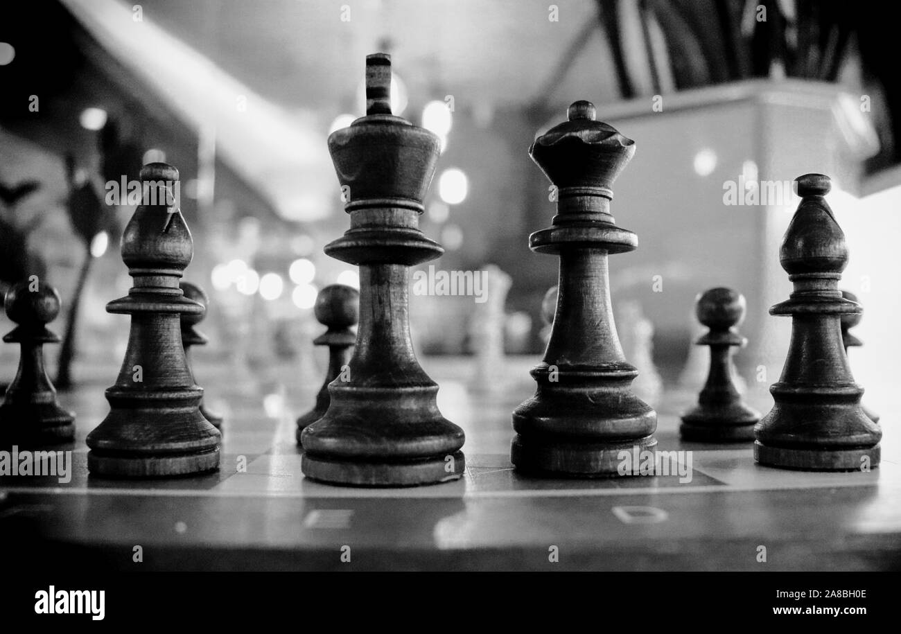 D'échecs en bois close up roi et reine sur un échiquier. Photo en noir et blanc Banque D'Images