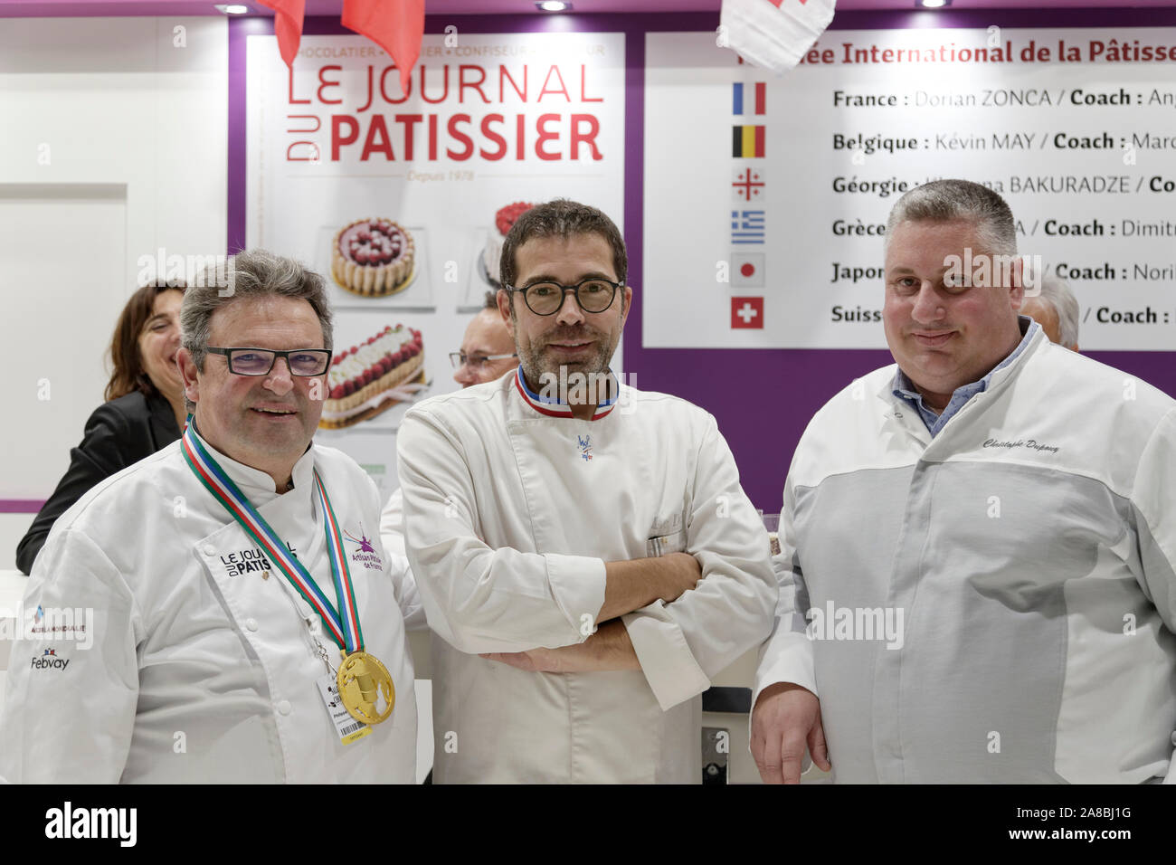 Paris, France. Nov 2, 2019.Les chefs et Christophe Dupouy (R), le chef de l'étoile Les Clés d'argent à l'occasion du 25e anniversaire du Salon du Chocolat Banque D'Images