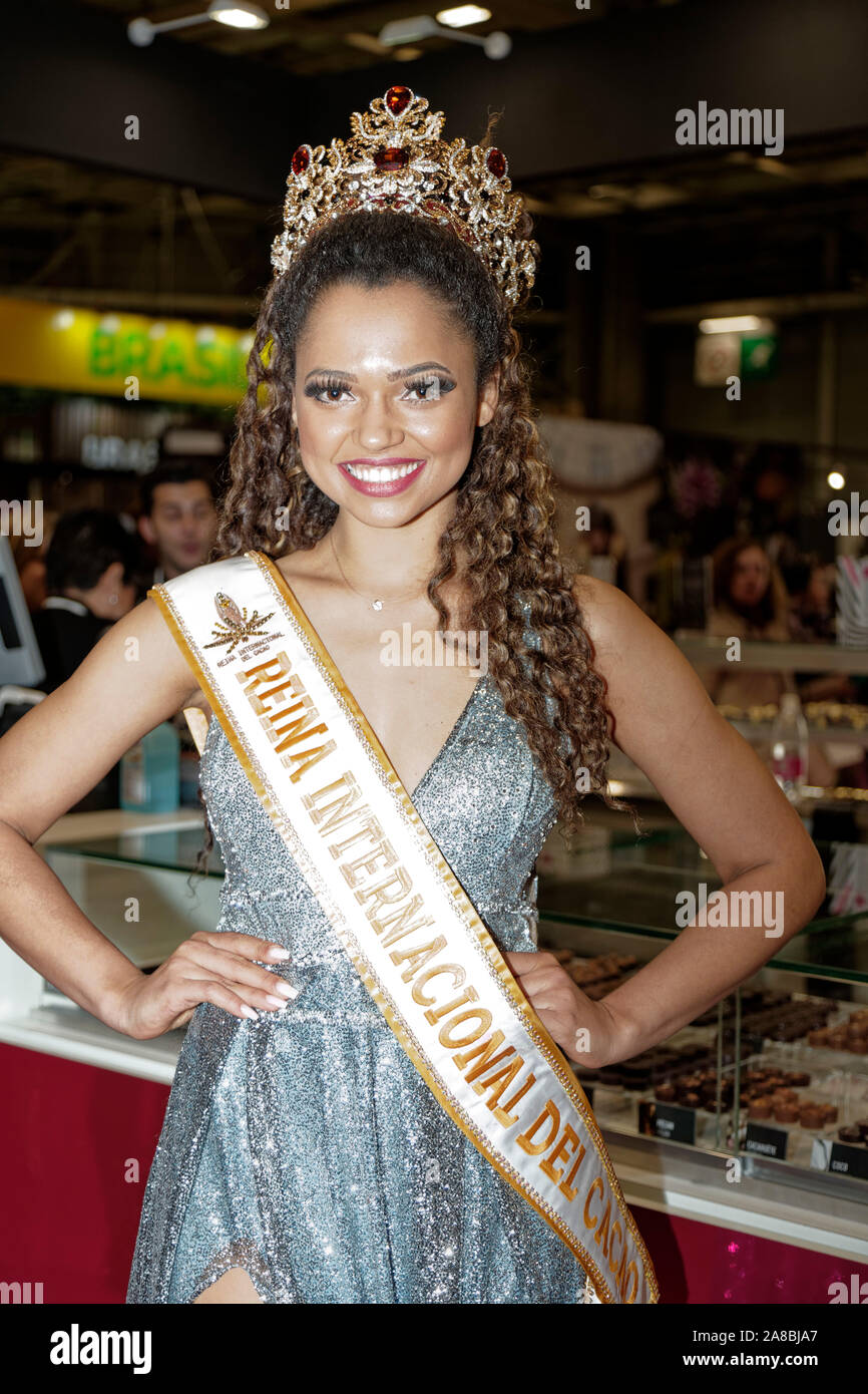 Paris, France. Nov 2, 2019.La reine internationale du cacao occupe le 25e anniversaire du Salon du Chocolat le 2 novembre 2019 à Paris. Banque D'Images