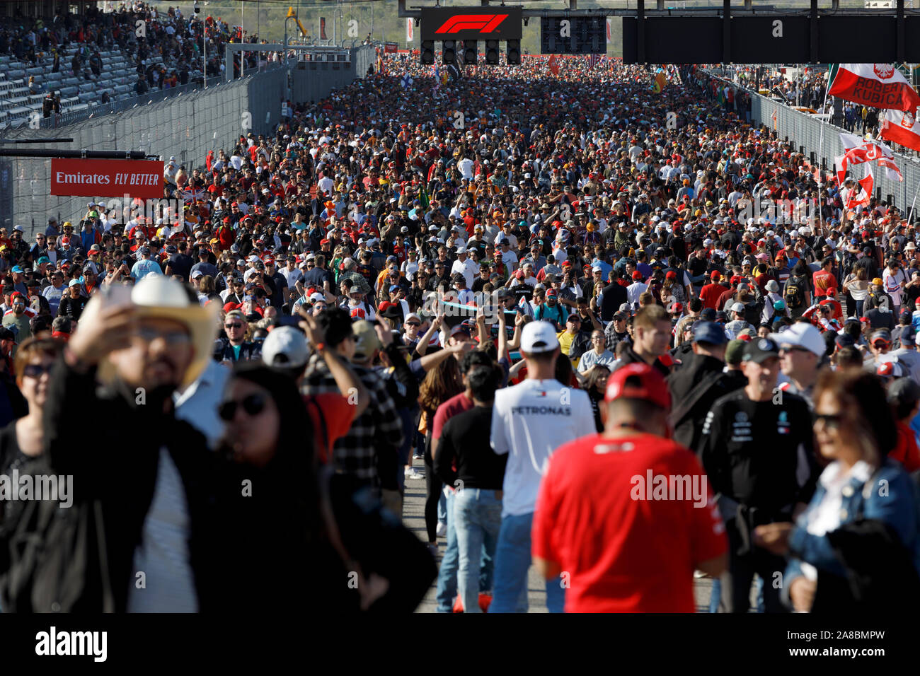 Foule de fans de course sur la main d'emblée à la suite de la 2019 United States Grand Prix sur le circuit des Amériques Austin, Texas Banque D'Images