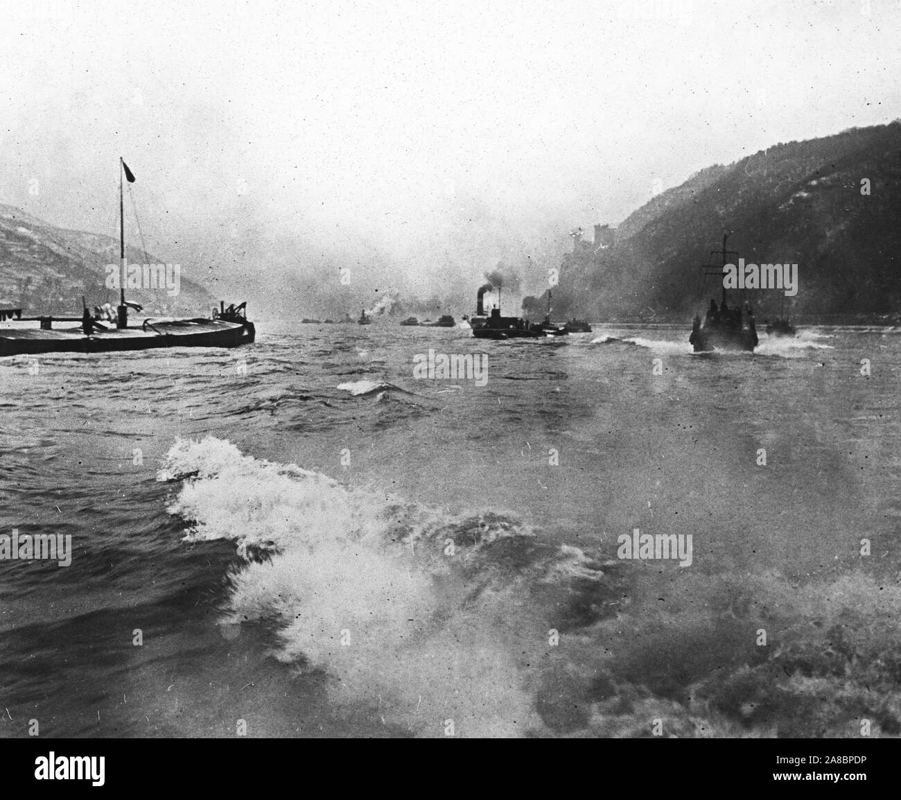 Armée d'occupation française - regarder les péniches du Rhin. Les barges naviguant en patrouille française Rhin maintenir l'ordre et de veiller à ce que les règles de navigation sont strictement réalisées en exécution d'ordres Banque D'Images