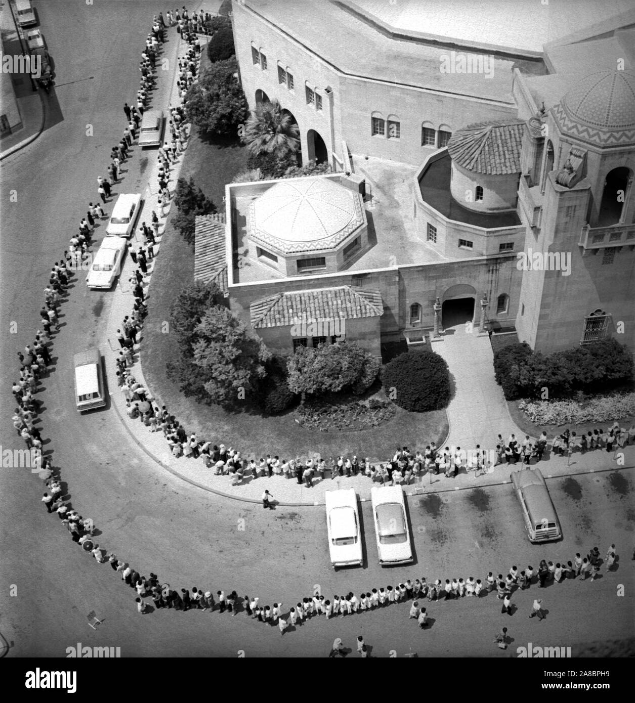 Cette image historique 1962, l'illustre une vue aérienne d'une longue lignée de gens, qui étaient en attente de leur vaccination contre la polio. La ligne a été si longtemps, qu'il entourait un city Auditorium à San Antonio, Texas. Banque D'Images