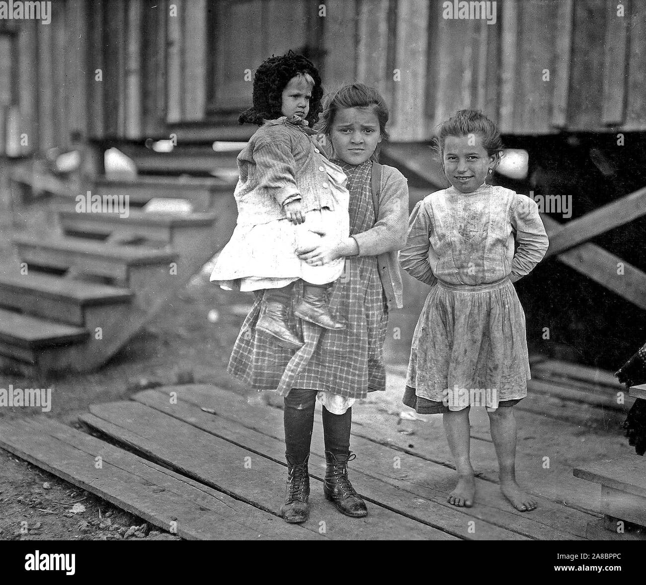 Millie, (environ 7 ans) et Mary John (avec bébé) 8 ans. À la fois ouvrir les huîtres. C'est Mary's deuxième année, Février 1911 Banque D'Images
