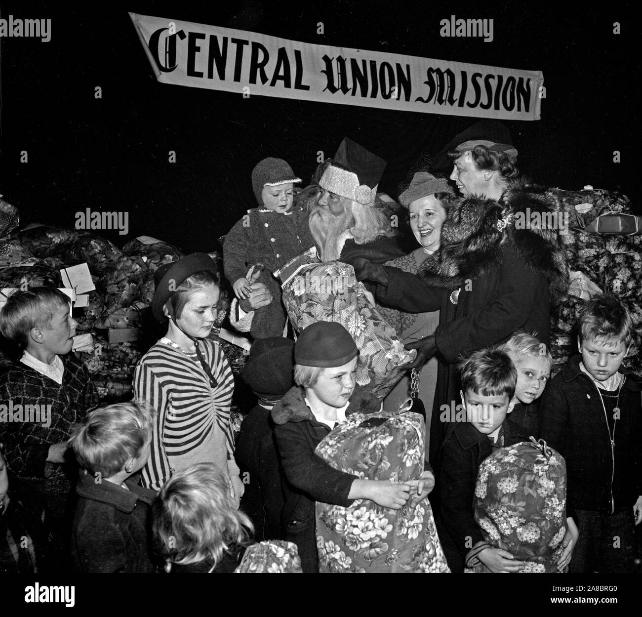 Mme Franklin D. Roosevelt et le Père Noël à la Mission de l'Union centrale, fête de Noël 24 Décembre 1938 Banque D'Images