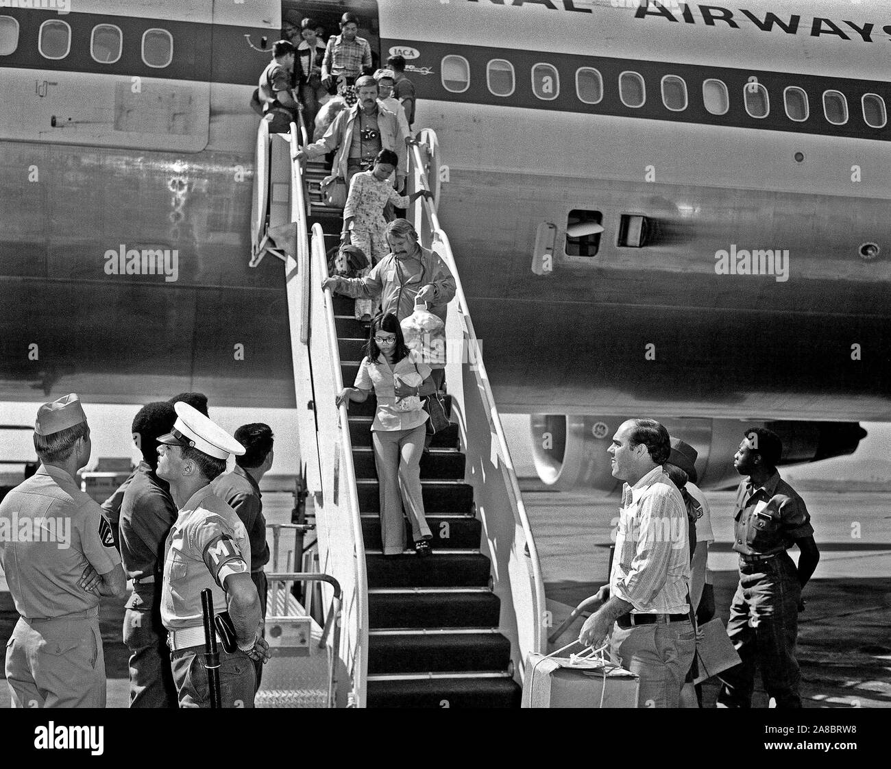 1975 - réfugiés vietnamiens arrivent à la station d'air après avoir été évacués de Saigon. Banque D'Images