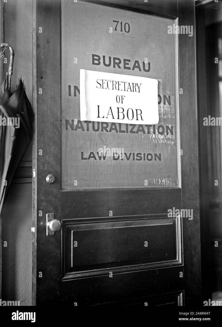 Enseigne temporaire pour le ministère du Travail et de la secrétaire d'État au travail avec du ruban adhésif sur une porte de bureau ca. 1913 Banque D'Images