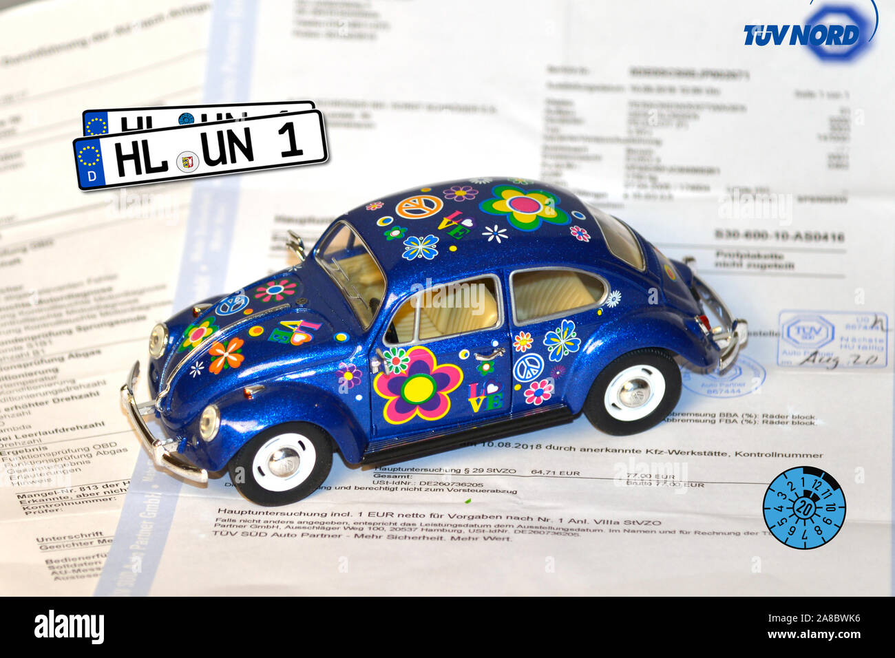 Auto bei der Abnahme, TÜV, Strassenzulassung Hauptuntersuchung, TÜV NORD, VW Kaefer, Flower Power, Hippie, Fahrzeug Banque D'Images