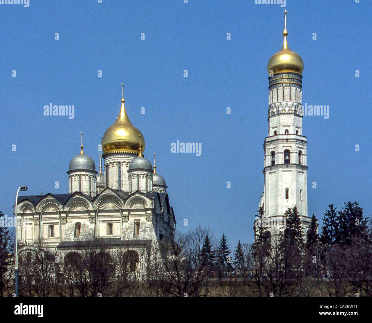 Moscou, Russie. 4 mai, 1988. Vu de l'ensemble des murs du Kremlin, à la droite est l'historique d'Ivan le Grand clocher, la tour la plus haute du Kremlin, construit en 1508 sur la place de la cathédrale. À gauche se trouve la Cathédrale Orthodoxe Russe de l'Archange dédiée à l'Archange Michael, les deux font partie du Kremlin de Moscou des musées. Place de la cathédrale dans le Kremlin est populaire auprès des touristes. Credit : Arnold Drapkin/ZUMA/Alamy Fil Live News Banque D'Images